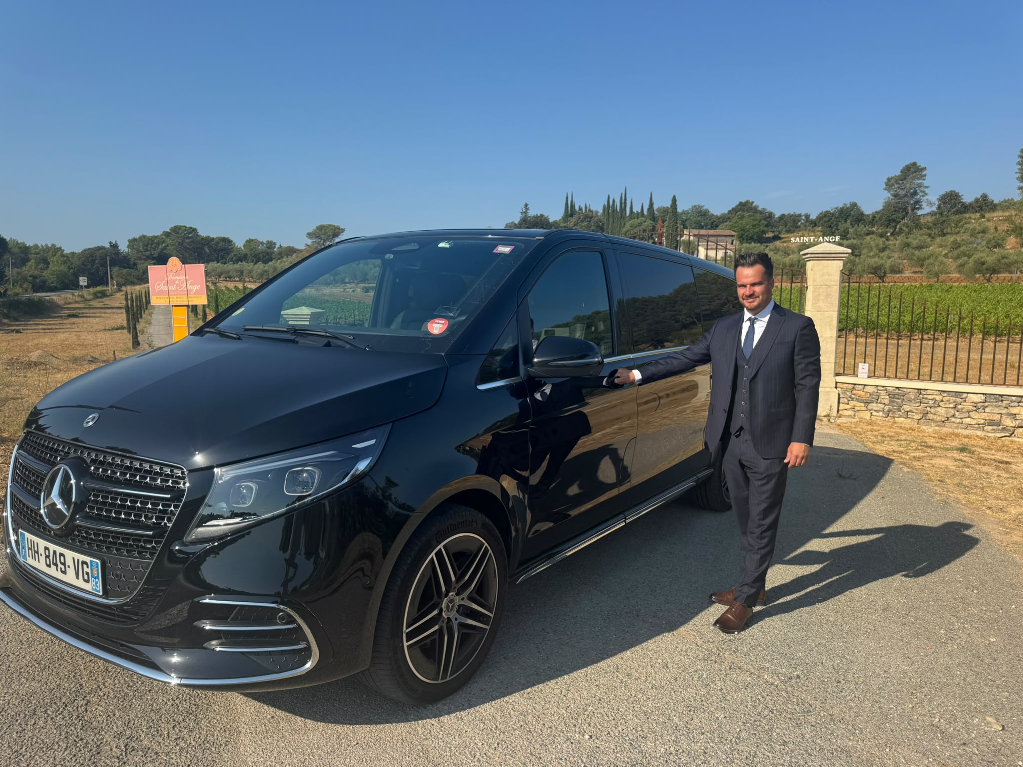 Chauffeur AM Prestige VTC devant un domaine viticole